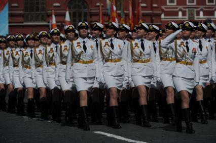Москва. Cводный парадный расчет женщин-военнослужащих Военного университета министерства обороны РФ на Красной площади во время военного парада, посвященного 71-й годовщине Победы в Великой Отечественной войне.