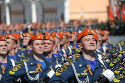 Москва.   Военнослужащие парадных расчетов  на Красной площади во время военного парада, посвященного 71-й годовщине Победы в Великой Отечественной войне.