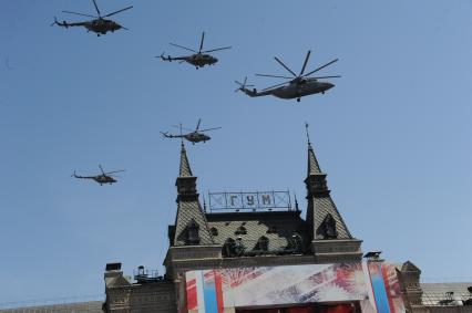 Москва.   Тяжелый транспортный вертолет Ми-26 (справа) и многоцелевые вертолеты Ми-8 над Красной площадью во время военного парада, посвященного 71-й годовщине Победы в Великой Отечественной войне.