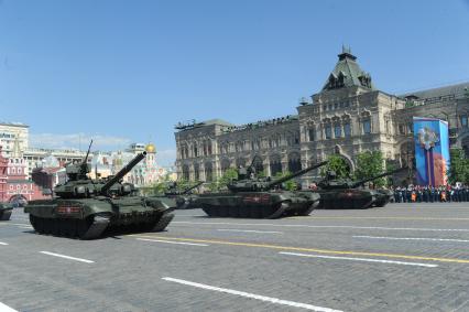 Москва.  Основные боевые танки Т-90А на Красной площади во время военного парада, посвященного 71-й годовщине Победы в Великой Отечественной войне.