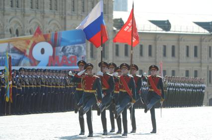 Москва.  Военнослужащие 154-го отдельного комендантского Преображенского полка несут государственный флаг России и Знамя Победы на Красной площади во время военного парада, посвященного 71-й годовщине Победы в Великой Отечественной войне.