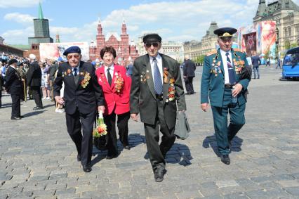 Москва.  Ветераны на Красной площади  после военного парада, посвященного 71-й годовщине Победы в Великой Отечественной войне.