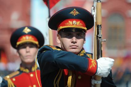 Москва.   Военнослужащие парадных расчетов на Красной площади во время военного парада, посвященного 71-й годовщине Победы в Великой Отечественной войне.