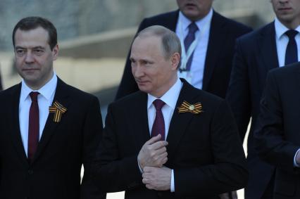 Москва. Премьер-министр РФ Дмитрий Медведев и президент России Владимир Путин (слева направо) на Красной площади перед началом военного парада, посвященного 71-й годовщине Победы в Великой Отечественной войне.