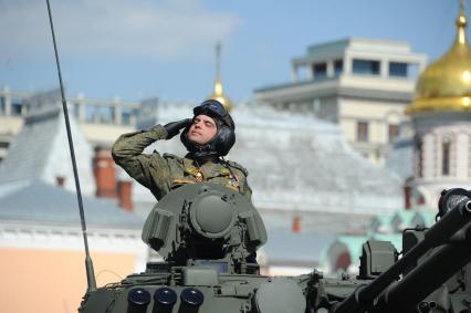 Москва.  Военнослужащий  на Красной площади во время военного парада, посвященного 71-й годовщине Победы в Великой Отечественной войне.