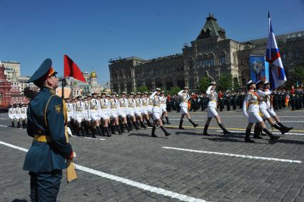 Москва.   Cводный парадный расчет женщин-военнослужащих Военного университета министерства обороны РФ на Красной площади во время военного парада, посвященного 71-й годовщине Победы в Великой Отечественной войне.