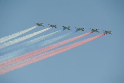 Москва.   Штурмовики Су-25 над Красной площадью во время военного парада, посвященного 71-й годовщине Победы в Великой Отечественной войне.