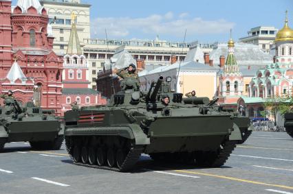 Москва.  Боевая гусеничная плавающая машина БМД-4М  на Красной площади во время военного парада, посвященного 71-й годовщине Победы в Великой Отечественной войне.