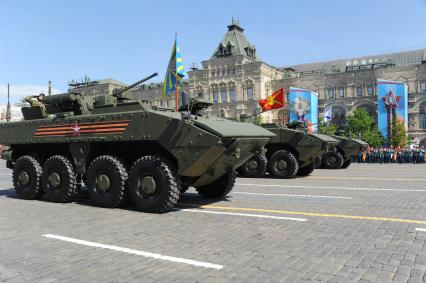 Москва. Бронетранспортер `Бумеранг` с боевым модулем К-16 на Красной площади во время военного парада, посвященного 71-й годовщине Победы в Великой Отечественной войне.