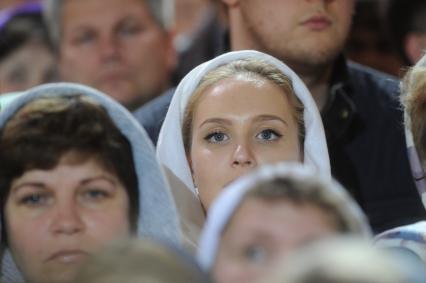 Москва. Прихожане на праздничное пасхальное богослужение в Храме Христа Спасителя.