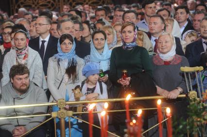 Москва. Прихожане на праздничное пасхальное богослужение в Храме Христа Спасителя.