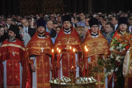 Москва. Праздничное пасхальное богослужение в Храме Христа Спасителя.