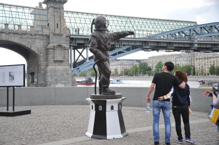 Москва.   На Пушкинской набережной в Парке Горького установили памятник водолазам в виде маяка .