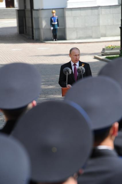 Москва.  Президент России Владимир Путин на церемонии вручения Кремлевскому полку Службы коменданта Московского Кремля ФСО грамоту верховного главнокомандующего ВС России по случаю его 80-и летия.