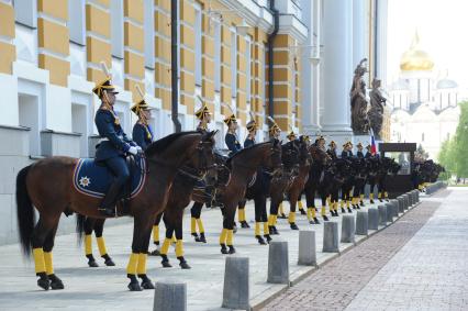 Москва.  Церемония вручения Кремлевскому полку Службы коменданта Московского Кремля ФСО грамоту верховного главнокомандующего ВС России по случаю его 80-и летия.