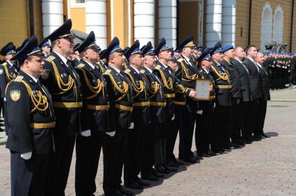 Москва.  Церемония вручения Кремлевскому полку Службы коменданта Московского Кремля ФСО грамоту верховного главнокомандующего ВС России по случаю его 80-и летия.