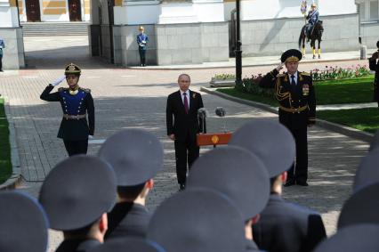 Москва.  Президент России Владимир Путин на церемонии вручения Кремлевскому полку Службы коменданта Московского Кремля ФСО грамоту верховного главнокомандующего ВС России по случаю его 80-и летия.