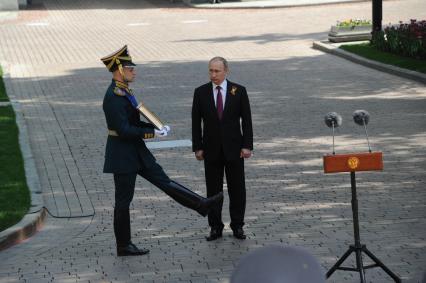 Москва.  Президент России Владимир Путин на церемонии вручения Кремлевскому полку Службы коменданта Московского Кремля ФСО грамоту верховного главнокомандующего ВС России по случаю его 80-и летия.