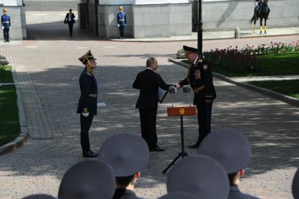 Москва.  Президент России Владимир Путин на церемонии вручения Кремлевскому полку Службы коменданта Московского Кремля ФСО грамоту верховного главнокомандующего ВС России по случаю его 80-и летия.