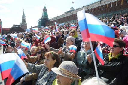 Москва.   Во время шествия профсоюзов, посвященного Дню международной солидарности трудящихся, празднику Весны и Труда, на Красной площади.