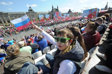 Москва.   Во время шествия профсоюзов, посвященного Дню международной солидарности трудящихся, празднику Весны и Труда, на Красной площади.