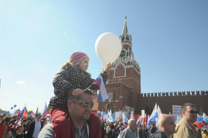 Москва.  Девочка с отцом во время шествия профсоюзов, посвященного Дню международной солидарности трудящихся, празднику Весны и Труда, на Красной площади.