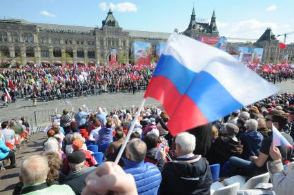 Москва.   Во время шествия профсоюзов, посвященного Дню международной солидарности трудящихся, празднику Весны и Труда, на Красной площади.