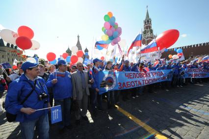 Москва.   Участники шествия профсоюзов, посвященного Дню международной солидарности трудящихся, празднику Весны и Труда, на Красной площади.