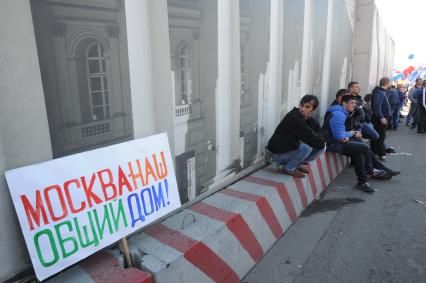 Москва.   Во время шествия профсоюзов, посвященного Дню международной солидарности трудящихся, празднику Весны и Труда, на Красной площади.