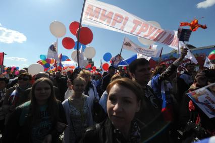 Москва.   Участники шествия профсоюзов, посвященного Дню международной солидарности трудящихся, празднику Весны и Труда, на Красной площади.