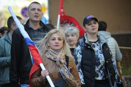 Москва.   Участники шествия профсоюзов, посвященного Дню международной солидарности трудящихся, празднику Весны и Труда, на Красной площади.