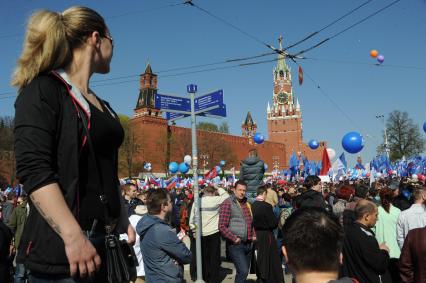 Москва.   Участники шествия профсоюзов, посвященного Дню международной солидарности трудящихся, празднику Весны и Труда, на Красной площади.