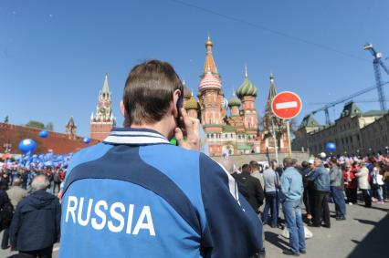 Москва.   Участники шествия профсоюзов, посвященного Дню международной солидарности трудящихся, празднику Весны и Труда, на Красной площади.