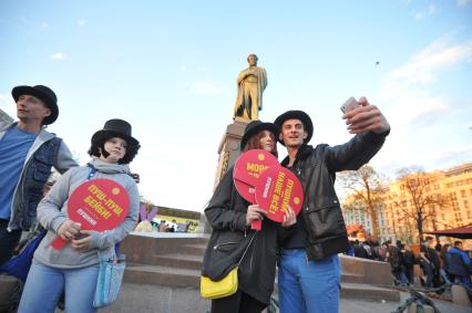 Москва. Участники парада в честь Александра Пушкина на Пушкинской площади в рамках фестиваля `Московская весна`.