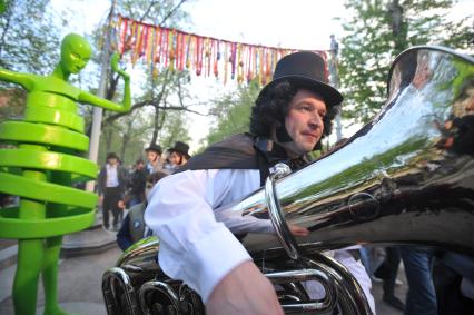 Москва. Участник парада в честь Александра Пушкина на Тверском бульваре в рамках фестиваля `Московская весна`.