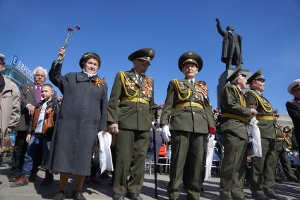 Екатеринбург. Ветераны Великой Отечественной войны приветствуют участников акции памяти `Бессмертный полк` во время шествия в День Победы.