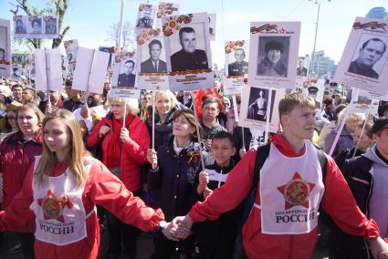 Екатеринбург. Участники акции памяти `Бессмертный полк` во время шествия в День Победы.