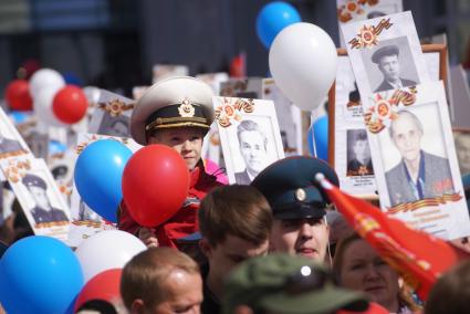 Екатеринбург. Участники акции памяти `Бессмертный полк` во время шествия в День Победы.