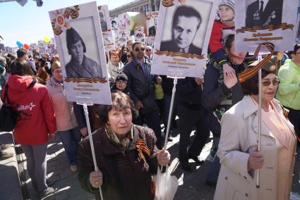 Екатеринбург. Участники акции памяти `Бессмертный полк` во время шествия в День Победы.