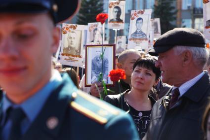 Екатеринбург. Участники акции памяти `Бессмертный полк` во время шествия в День Победы.