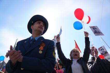 Екатеринбург. Участники акции памяти `Бессмертный полк` во время шествия в День Победы.