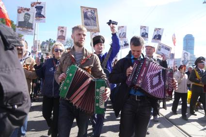 Екатеринбург. Участники акции памяти `Бессмертный полк` во время шествия в День Победы.