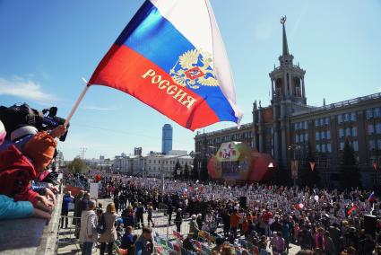 Екатеринбург. Участники акции памяти `Бессмертный полк` во время шествия в День Победы.