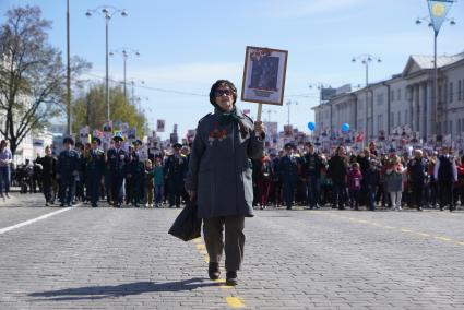 Екатеринбург. Участники акции памяти `Бессмертный полк` во время шествия в День Победы.