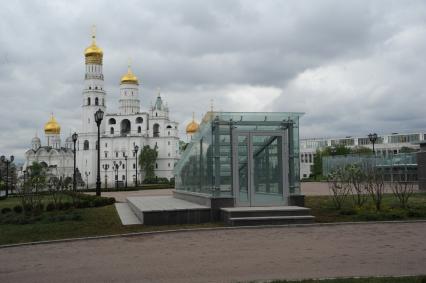 Москва.  На месте снесенного 14-го корпуса в Кремле открылся парк с видом на колокольню Ивана Великого, собор Успения Пресвятой Богородицы и Архангельский собор.