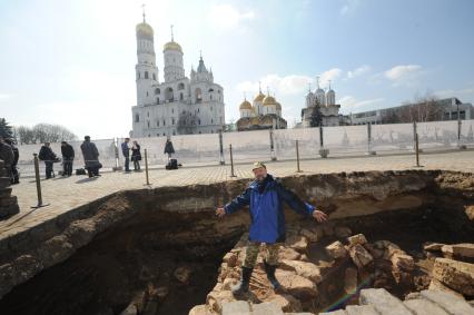 Москва.  На месте снесенного 14-го корпуса в Кремле  ведутся раскопки.