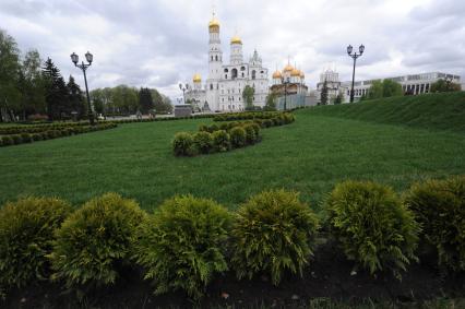 Москва. На месте снесенного 14-го корпуса в Кремле открылся парк с видом на колокольню Ивана Великого, собор Успения Пресвятой Богородицы и Архангельский собор.