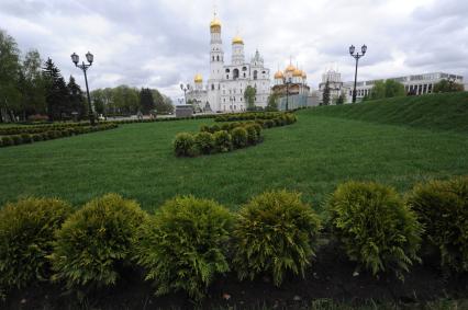 Москва.  На месте снесенного 14-го корпуса в Кремле открылся парк с видом на колокольню Ивана Великого, собор Успения Пресвятой Богородицы и Архангельский собор.