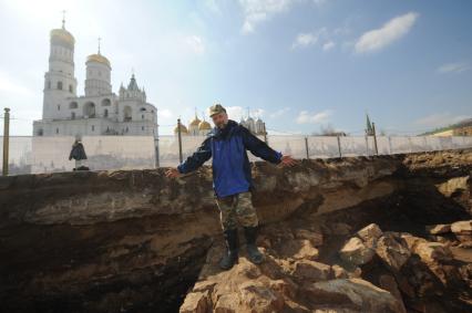 Москва.  На месте снесенного 14-го корпуса в Кремле  ведутся раскопки.