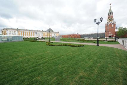 Москва.  На месте снесенного 14-го корпуса в Кремле открылся парк с видом на Спасскую башню и здание Сената